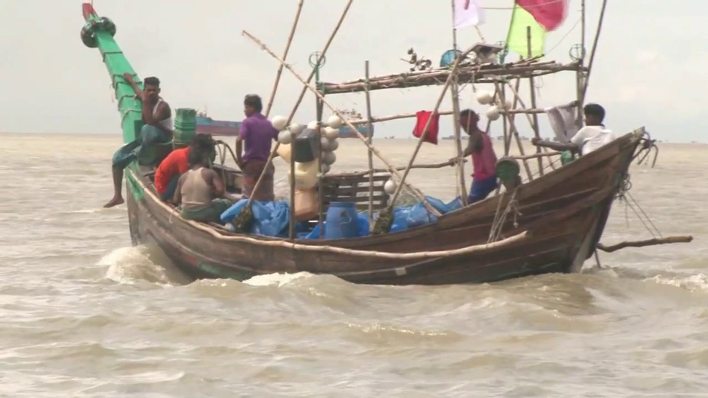 মেঘনায় মিলছে না কাঙ্ক্ষিত ইলিশ, হতাশ জেলে ও আড়তদারেরা