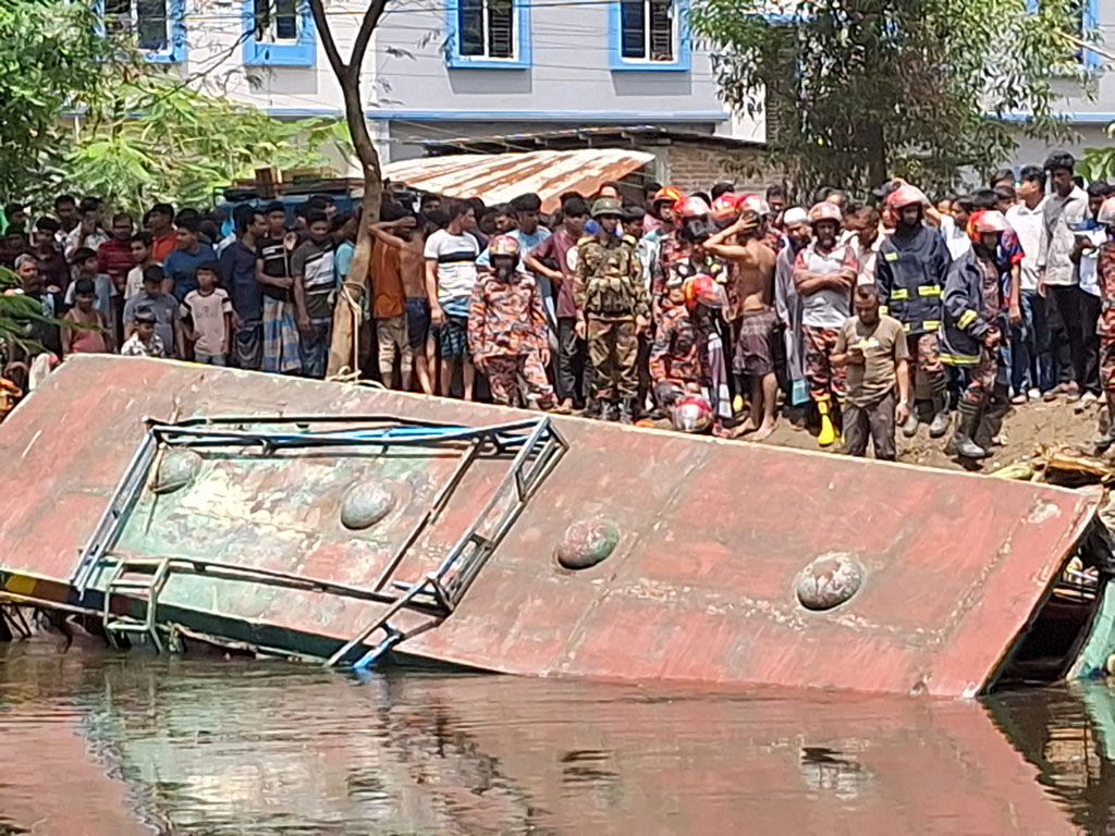 লক্ষ্মীপুরে বাস খালে, নিহত ৫