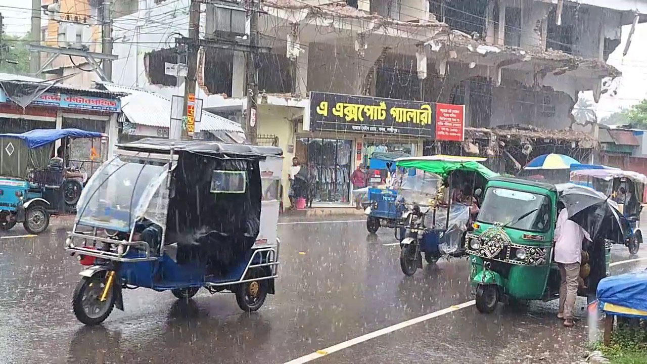 বঙ্গোপসাগরে গভীর নিম্নচাপ: লক্ষ্মীপুরে দুই দিন ধরে বৃষ্টি, চরম ভোগান্তি