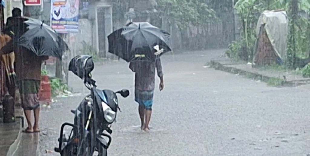 টানা বৃষ্টিতে লক্ষ্মীপুরে জলাবদ্ধতা, দুর্ভোগে জনজীবন