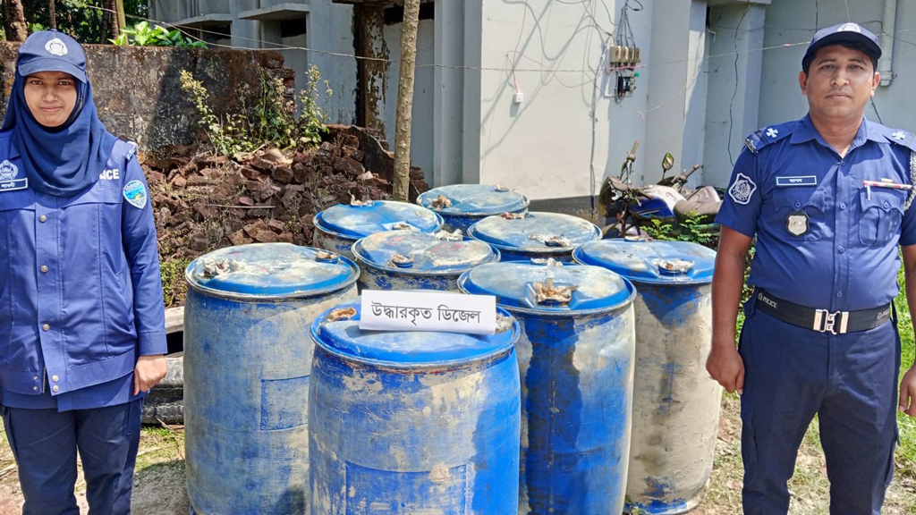 খাল থেকে ১৩৬০ লিটার ডিজেল উদ্ধার করল পুলিশ