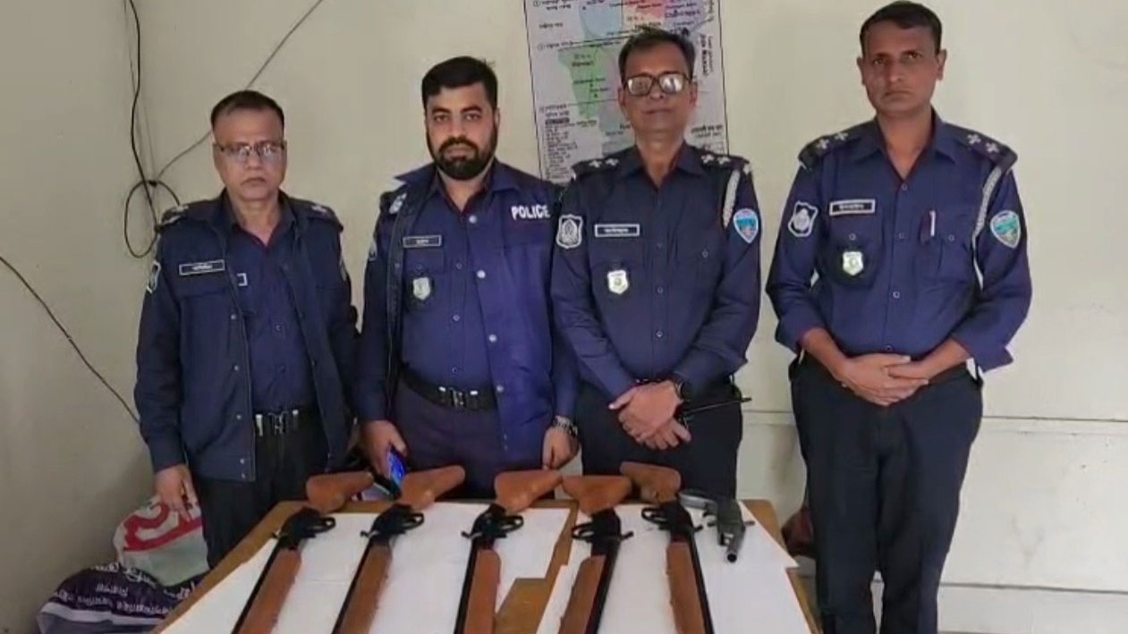 লক্ষ্মীপুরে কবরস্থান থেকে ৫ রাইফেল ও একটি এলজি উদ্ধার