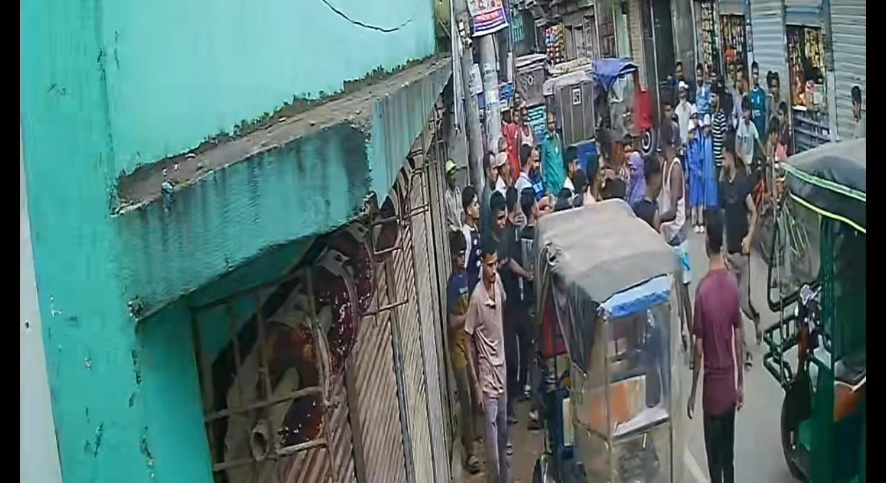 লক্ষ্মীপুরে চাঁদা না দেওয়ায় ব্যবসায়ীদের গায়ে পেট্রল ঢেলে আগুন দেওয়ার চেষ্টার অভিযোগ