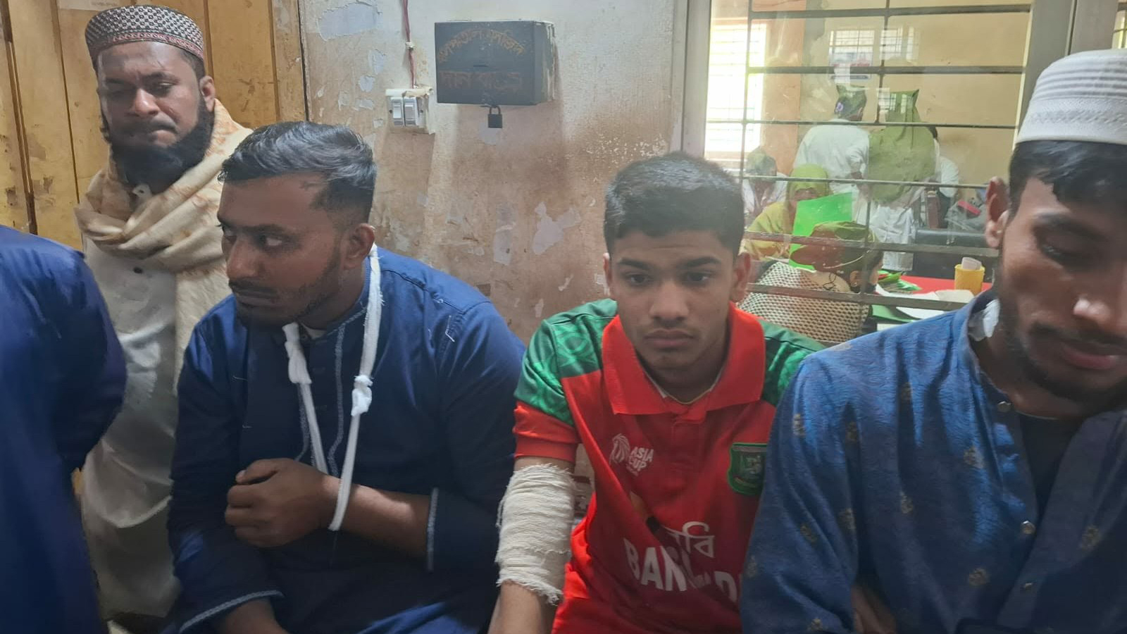 লক্ষ্মীপুরে ব্যানার টাঙানো নিয়ে জামায়াত-বিএনপির পাল্টাপাল্টি হামলা, আহত ৫