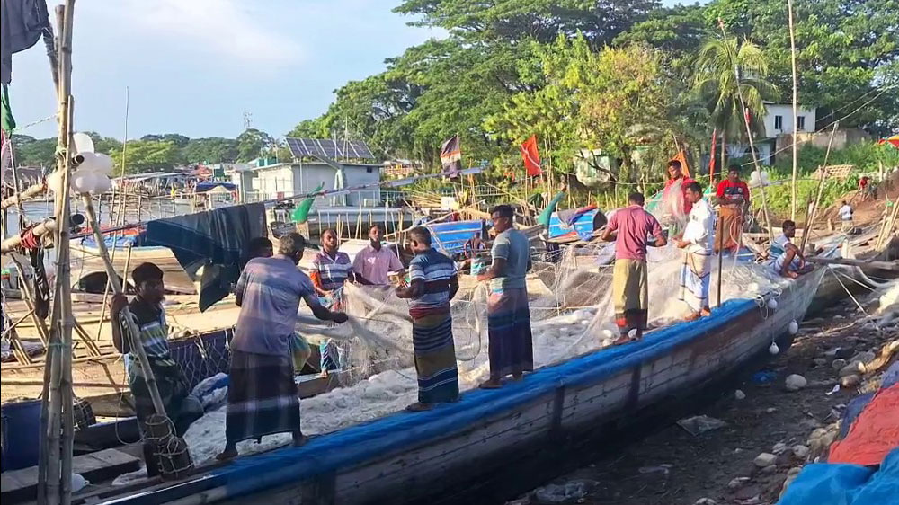 আগামীকাল শেষ হচ্ছে নিষেধাজ্ঞা, মাছ শিকারের প্রস্তুতি নিচ্ছেন জেলেরা
