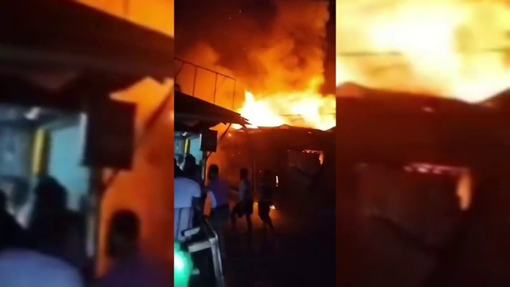 লক্ষ্মীপুরে আগুনে পুড়ল ২০ দোকান