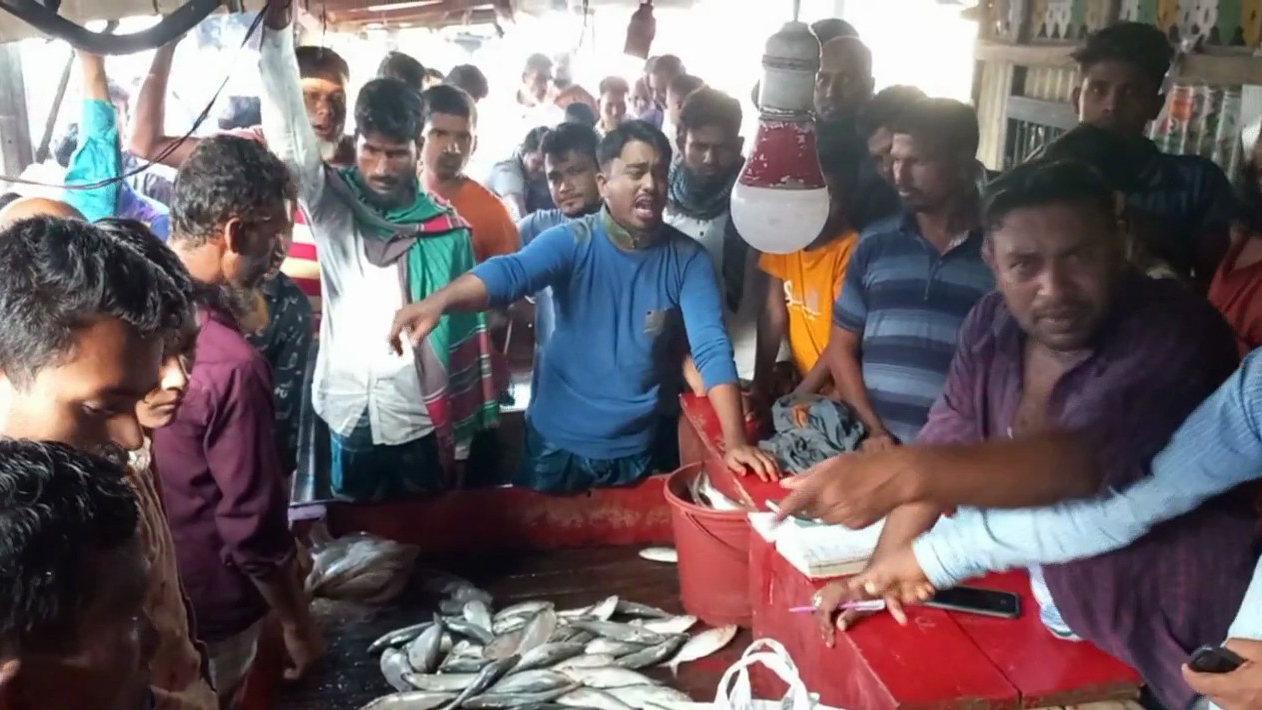 নিষেধাজ্ঞার ২ মাস পর লক্ষ্মীপুরে মেঘনায় মাছ ধরা শুরু, ঘাটগুলোতে সরগরম