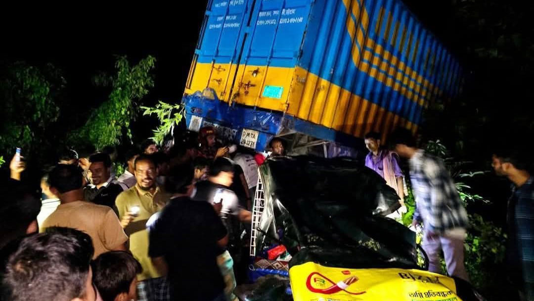 লক্ষ্মীপুরে কাভার্ড ভ্যান-সিএনজির মুখোমুখি সংঘর্ষে নিহত ১, আহত ৫