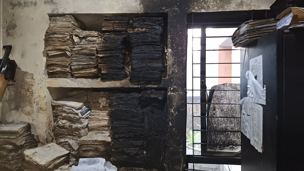 লক্ষ্মীপুর জেলা নির্বাচন অফিসে পেট্রোল ঢেলে দূর্বত্তদের অগ্নিসংযোগ