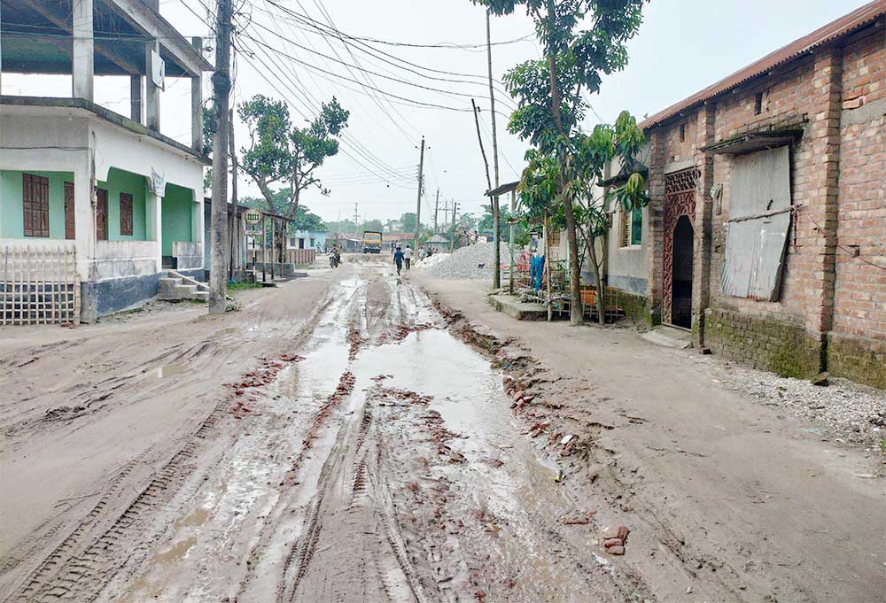খানাখন্দ আর কাদাপানিতে ভরা পাটগ্রামের বুড়িমারী ইউনিয়নের বাঁশকল থেকে ইউনিয়ন স্বাস্থ্যকেন্দ্রগামী আঞ্চলিক সড়কটি। ছবি: আজকের পত্রিকা