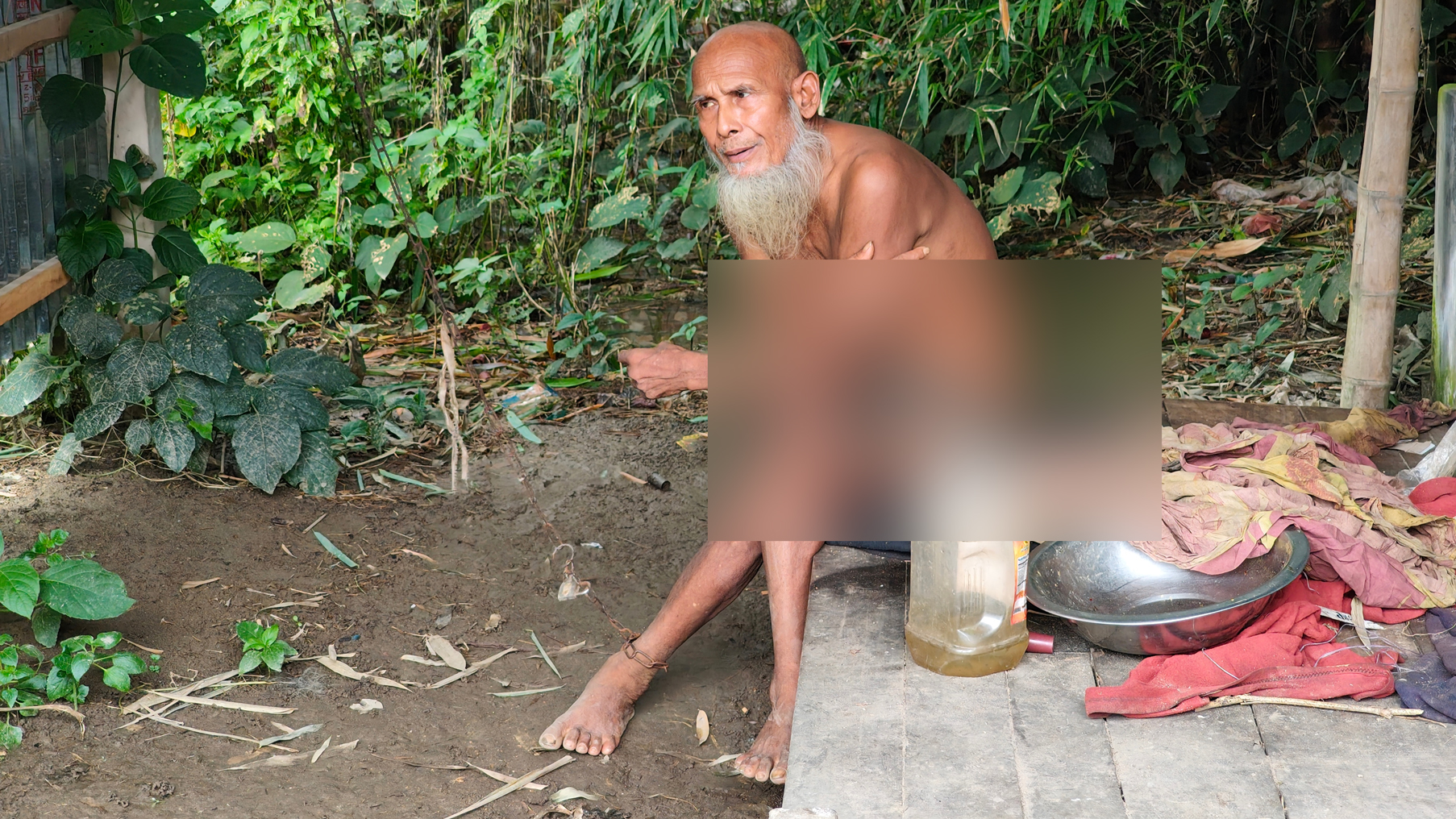 ৪০ বছর বাড়ির উঠোনে শেকলবন্দী শফিকুল, পরিবারের দাবি ঘরে তোলার ‘পরিবেশ’ নেই