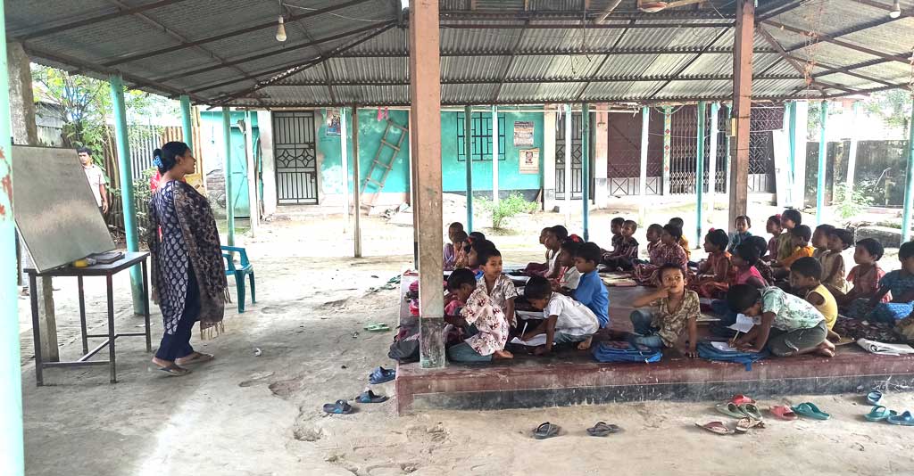 প্রাথমিক বিদ্যালয়ের ভবন পরিত্যক্ত, পাঠদান চলছে মন্দিরের বারান্দায়