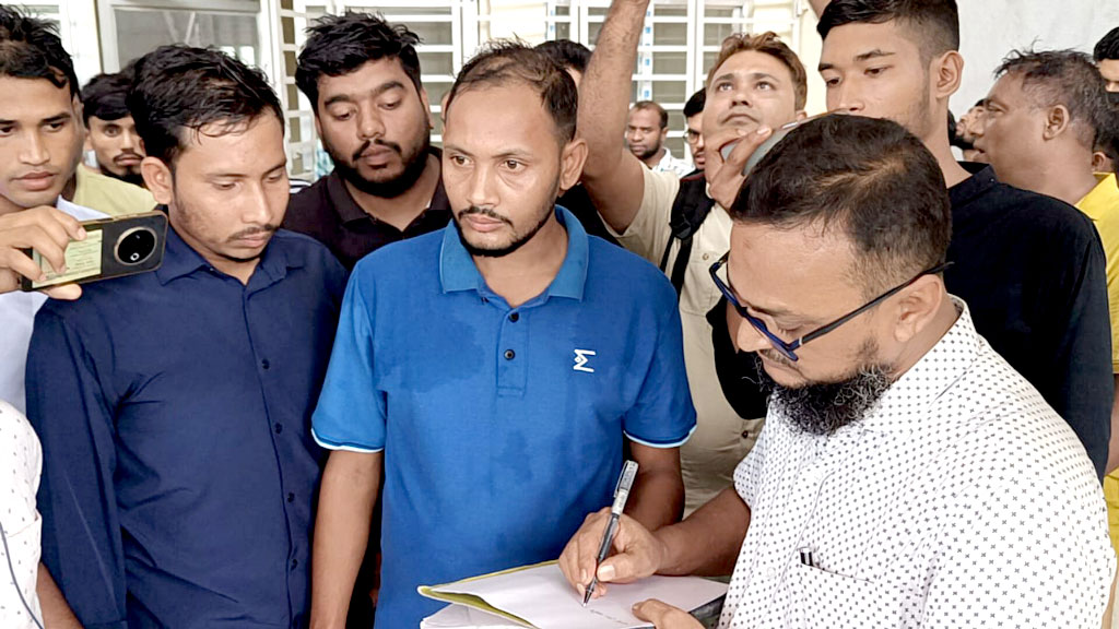 শিক্ষার্থীদের আন্দোলনে পদত্যাগ করলেন হাতীবান্ধা টিটিসি অধ্যক্ষ