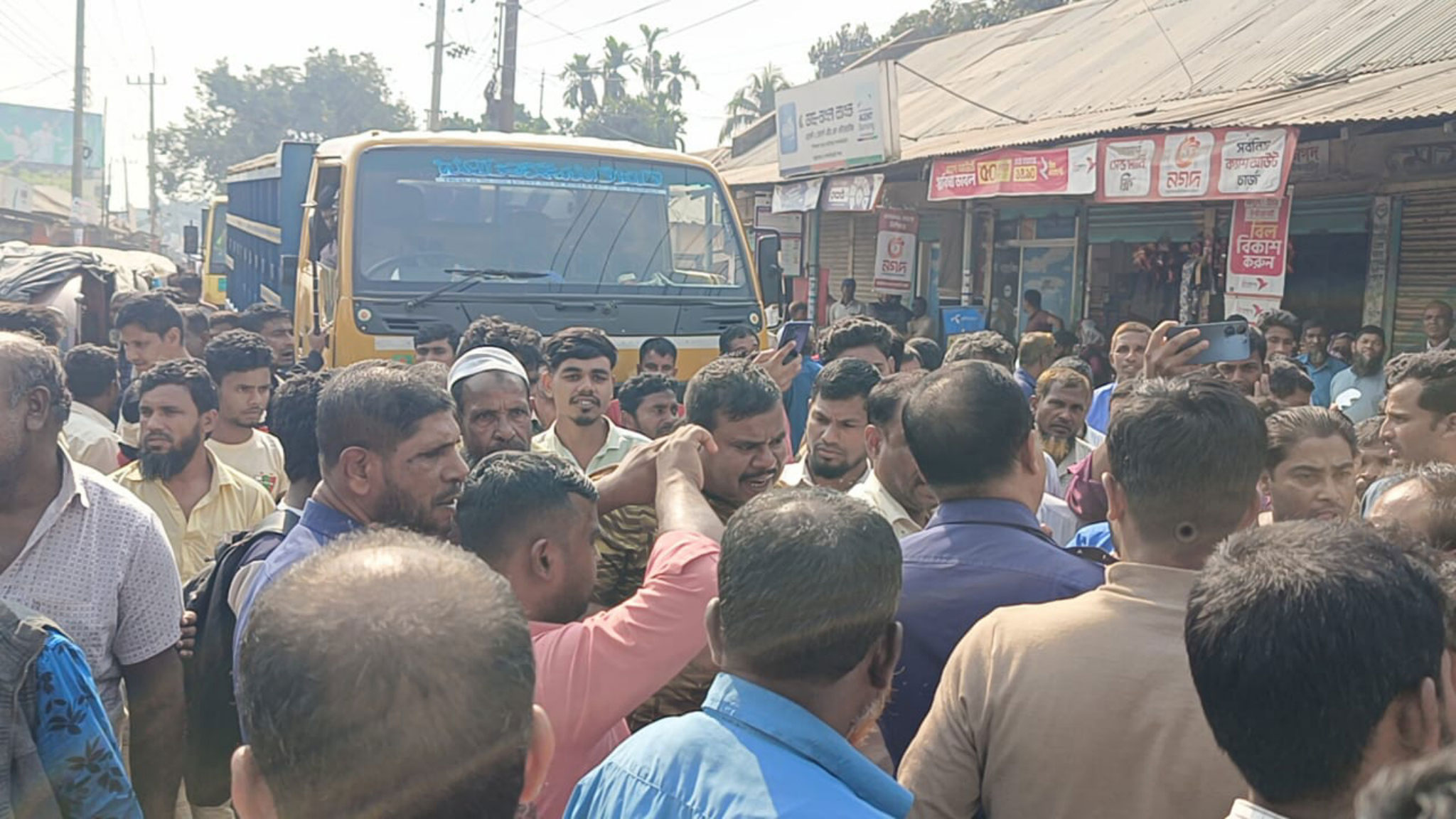 সার সংকটে ক্ষুব্ধ কৃষকদের মহাসড়ক অবরোধ