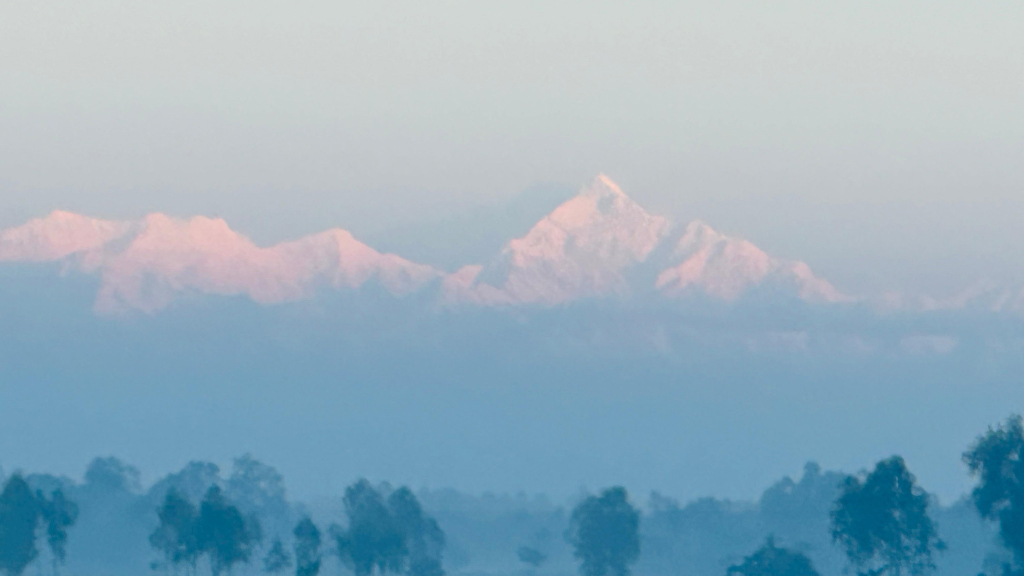 মেঘমুক্ত আকাশে উঁকি দিচ্ছে কাঞ্চনজঙ্ঘা, তিস্তার তীরে দর্শনার্থীর ভিড়