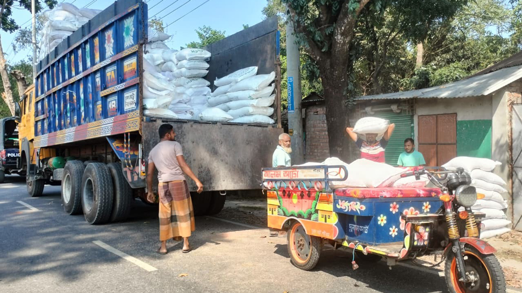 অবৈধভাবে সার বিক্রির দায়ে ডিলারকে জরিমানা, ৩৬০ বস্তা সার জব্দ