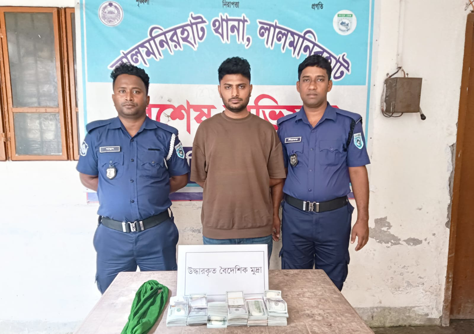 লালমনিরহাটে প্রায় দুই কোটি টাকা মূল্যের ডলারসহ যুবক আটক