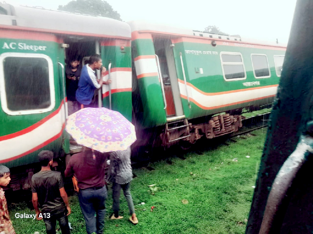 লালমনিরহাটে দুই ট্রেনের মুখোমুখি সংঘর্ষ
