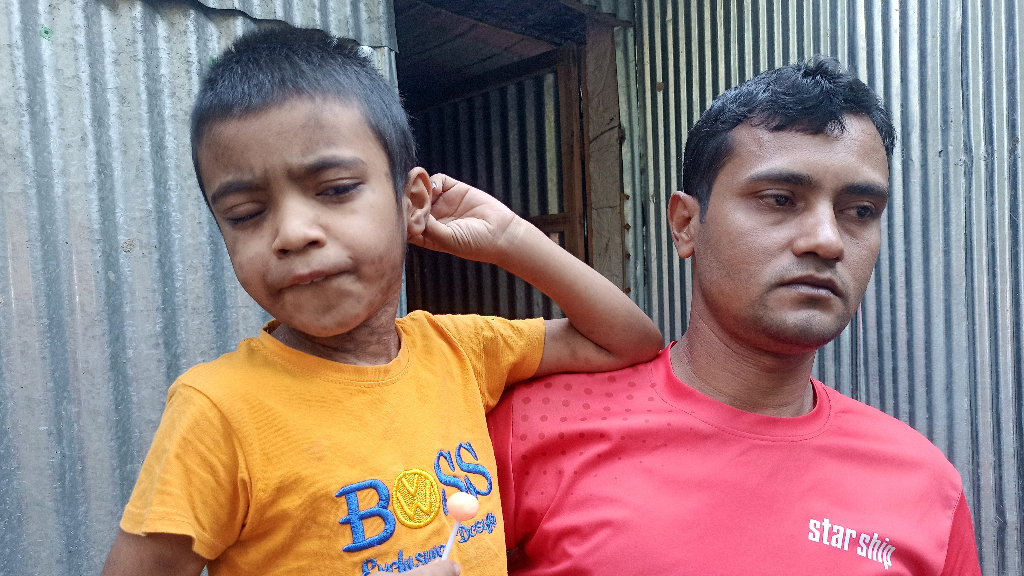 অর্থাভাবে নিভে যাচ্ছে শিশু সাব্বিরের চোখের আলো