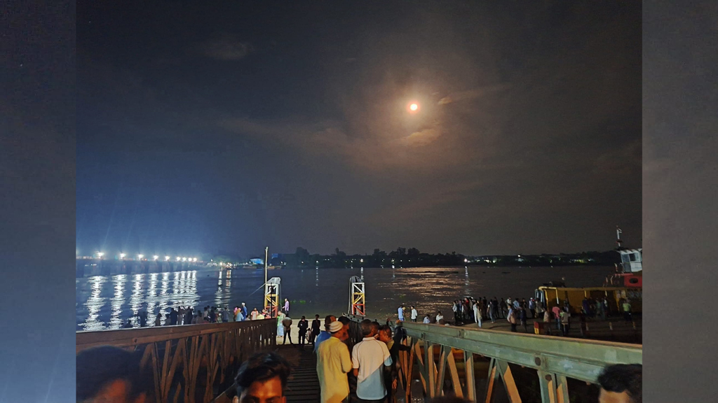 ঘাটে ফেরি নেই তবুও এগোচ্ছিল নদীতে তলিয়ে যাওয়া ট্রাকটি