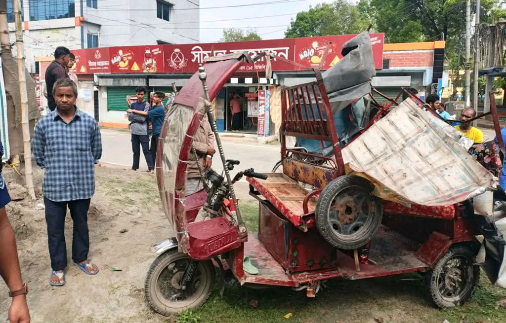 লালমনিরহাটে বাস-ইজিবাইক মুখোমুখি সংঘর্ষে একই পরিবারের ৮ জন আহত