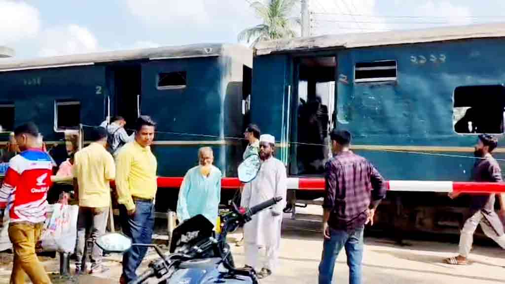 বগি ফেলে চলে গেল ট্রেনের ইঞ্জিন, মহাসড়কে ১ ঘণ্টা যানজট