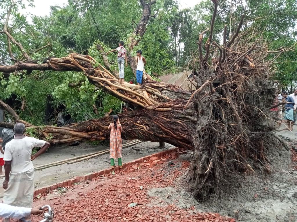 লালমনিরহাটে ঝড়ে লন্ডভন্ড ৫ শতাধিক বাড়িঘর, আহত ৫
