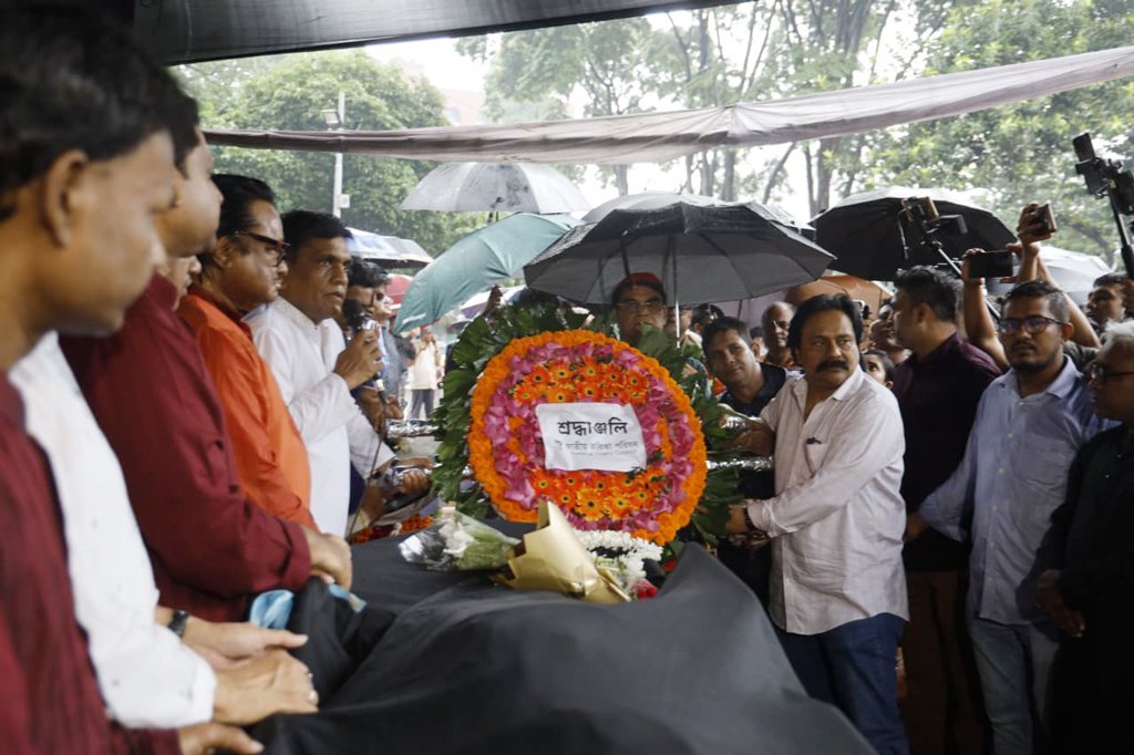 বৃষ্টি উপেক্ষা করে ফরিদা পারভীনকে শেষবিদায়