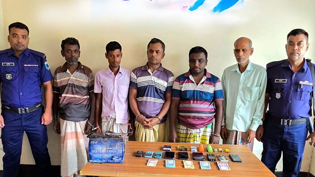 লালপুরে নগদ টাকাসহ ৫ জুয়াড়ি আটক