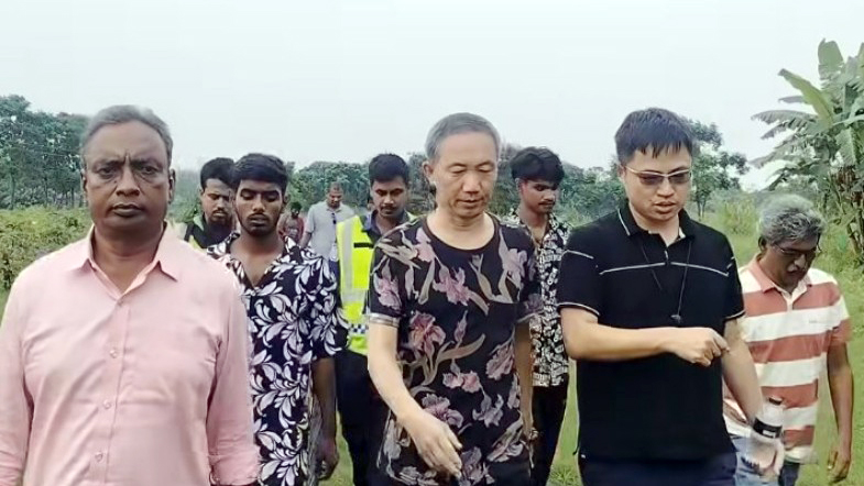লালপুরের পদ্মার চরে প্রস্তাবিত সৌরবিদ্যুৎ প্রকল্প পরিদর্শন চীনা দলের