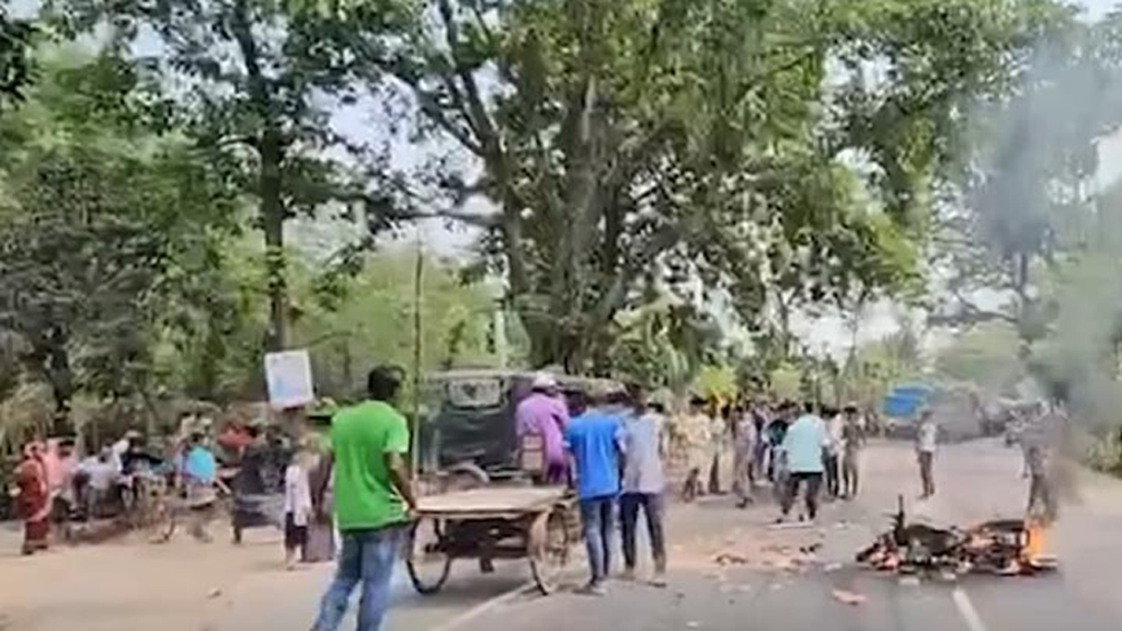 লালপুরে বিএনপির দুই পক্ষের সংঘর্ষে আহত ৫, মোটরসাইকেলে আগুন