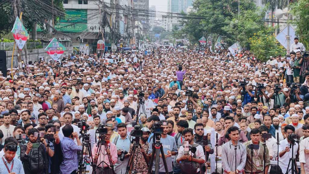 ঢাকা থেকে চট্টগ্রাম অভিমুখী লংমার্চের উদ্বোধনী সমাবেশে নেতাকর্মীরা। ছবি: সংগৃহীত