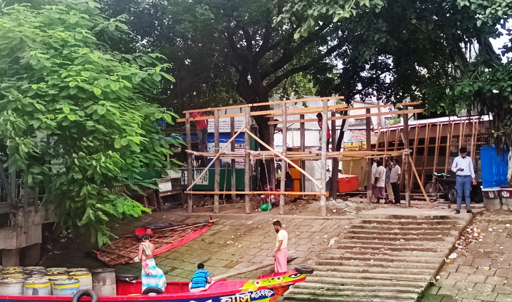 মুন্সিগঞ্জ লঞ্চঘাটে সরকারি জায়গা দখল করে স্থাপনা