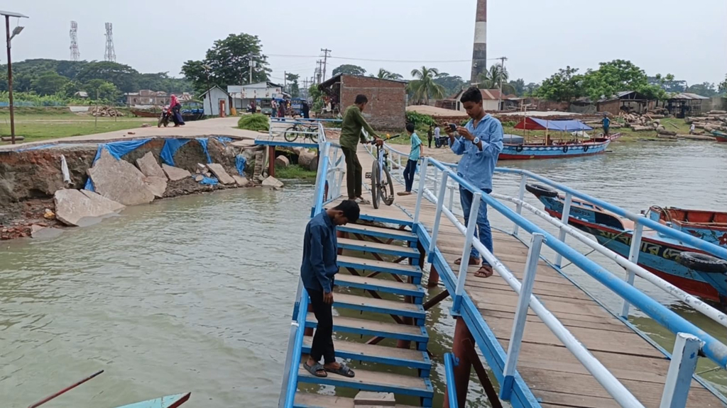 হিজলায় লঞ্চঘাট প্রকল্প: উদ্বোধনের ৪ মাসের মাথায় সড়ক ও জেটিতে ধস