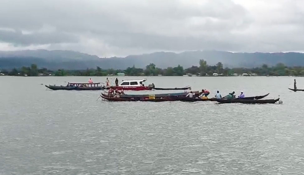 কাপ্তাই লেকে নৌকাডুবি: নারীর মরদেহ উদ্ধার, নিখোঁজ দুই শিশু