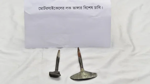 বিশেষ ২ চাবির ‘জাদুতে’ ১০ সেকেন্ডে খোলা হয় মোটরসাইকেলের লক