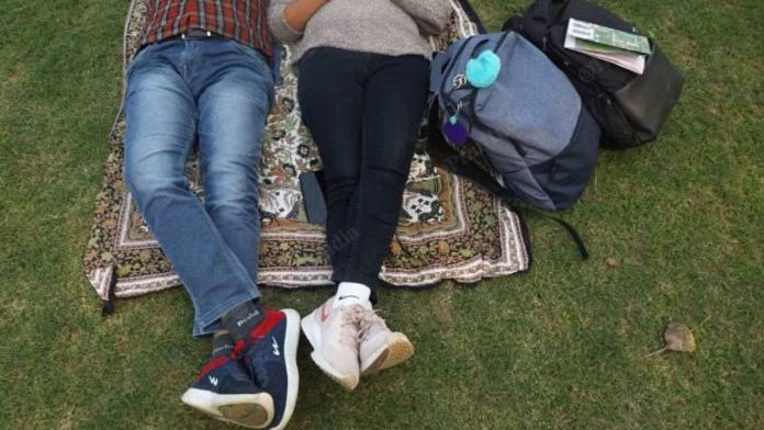 ক্লাস ফাঁকি দিয়ে পার্কে ‘লাভ জিহাদে’ মত্ত শিক্ষার্থীরা—অভিযোগ ভারতীয় কর্মকর্তার