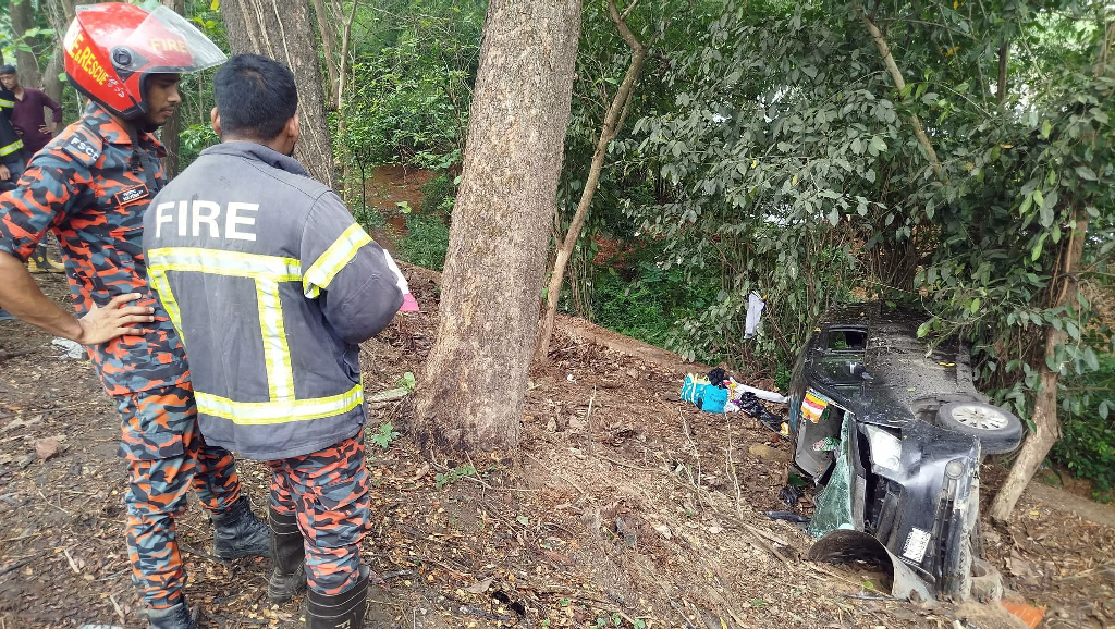 লোহাগাড়ায় নিয়ন্ত্রণ হারিয়ে মাইক্রোবাস খাদে, নিহত ৩