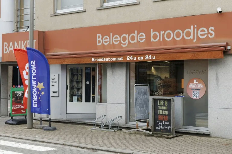 এক গ্রামের ২১ বন্ধু জিতলেন লটারি, প্রত্যেকে পাবেন ৮৪ কোটি টাকা