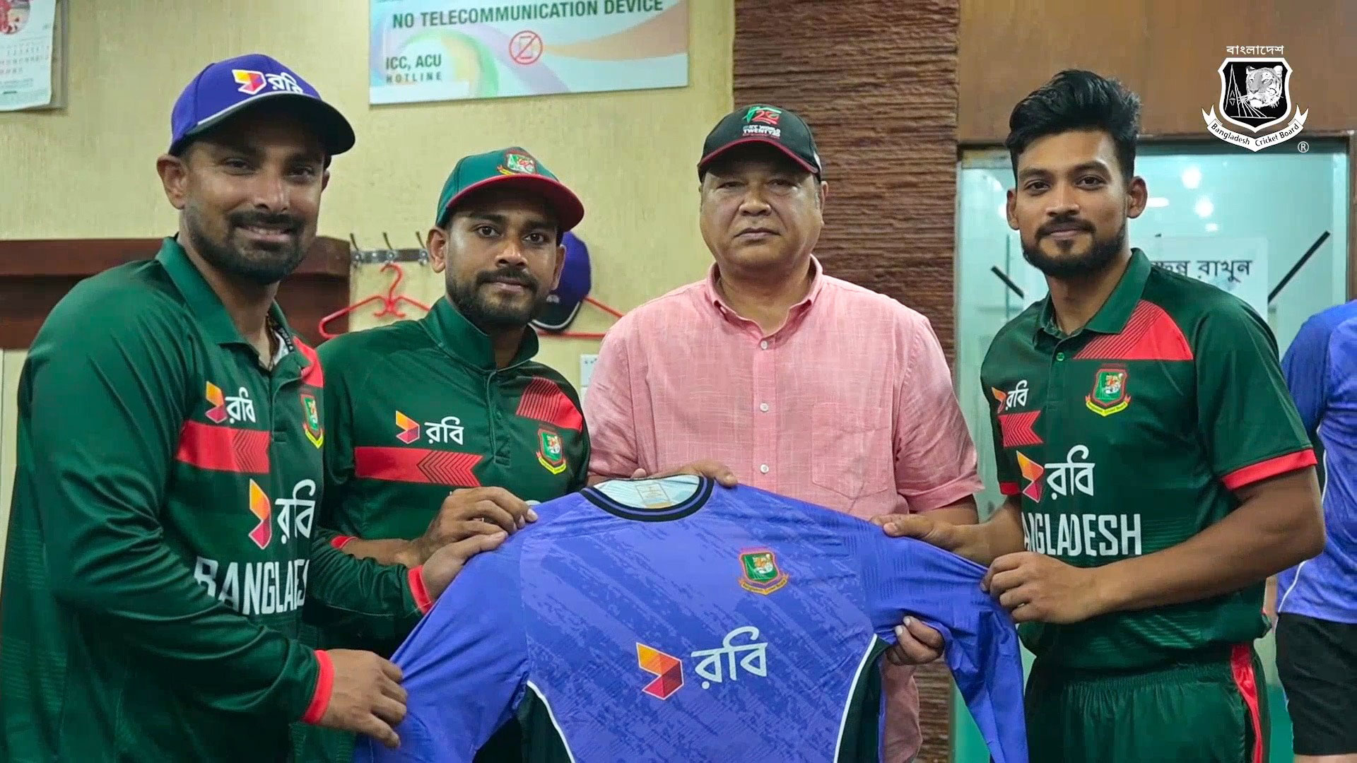 গাজী আশরাফ হোসেন লিপুকে জার্সি উপহার দিয়েছেন মেহেদী হাসান মিরাজ, লিটন দাস ও নাজমুল হোসেন শান্ত। ছবি: বিসিবি