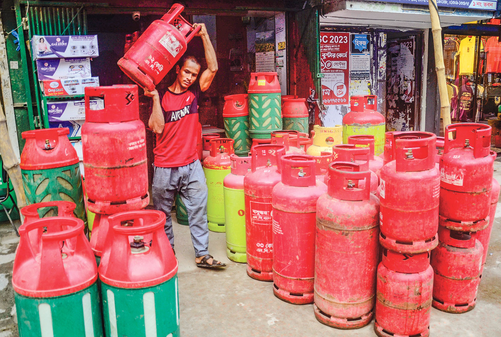 গ্যাস নিয়ে অন্তরালের সখ্য ও বিপর্যস্ত জ্বালানি খাত