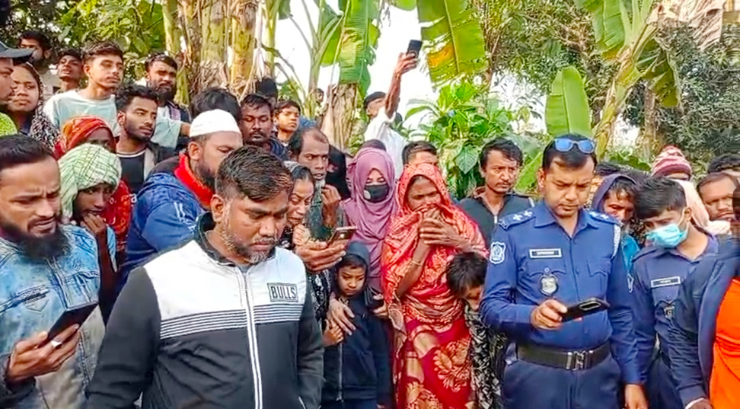 সড়কের পাশে পড়ে ছিল স্কচটেপে মোড়ানো লাশ