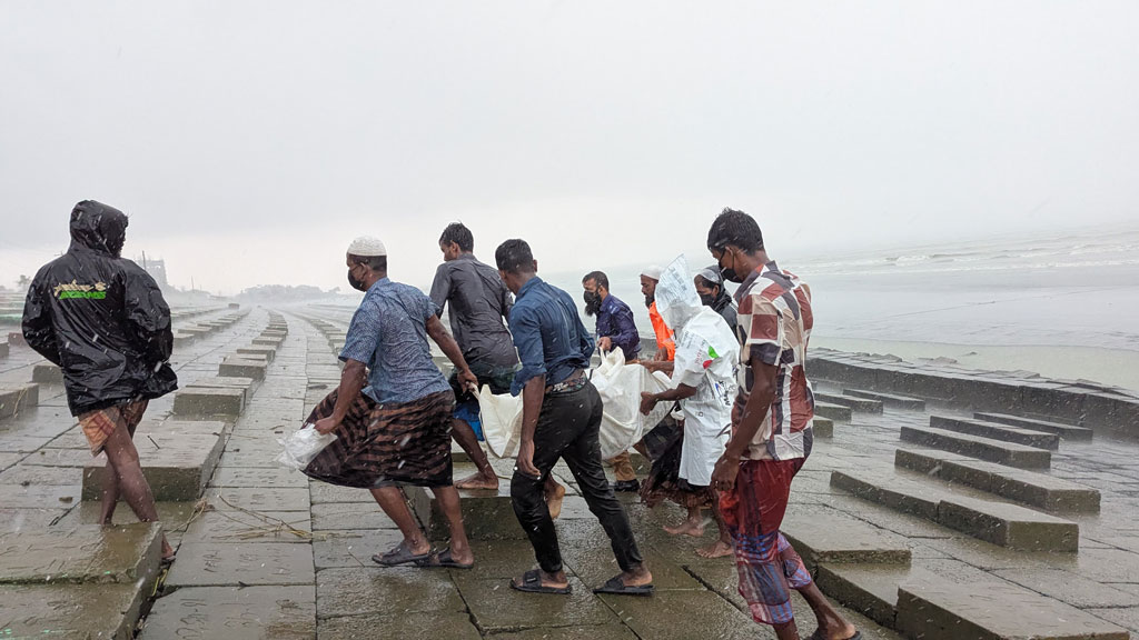 সাগরে ট্রলারডুবি: কুয়াকাটায় এক জেলের লাশ উদ্ধার, এখনো নিখোঁজ ৪