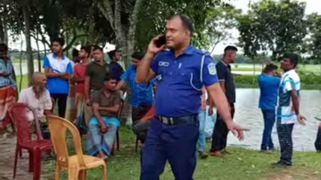 বিলপাড়ে রক্তমাখা অটোরিকশা, কচুরিপানার নিচে চালকের লাশ