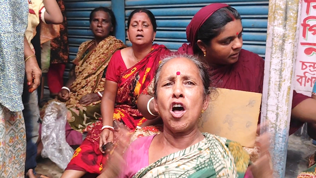 লাশ নিয়ে দোকানের সামনে ক্ষিপ্ত স্বজনদের অবস্থান, পালালেন দোকানদার