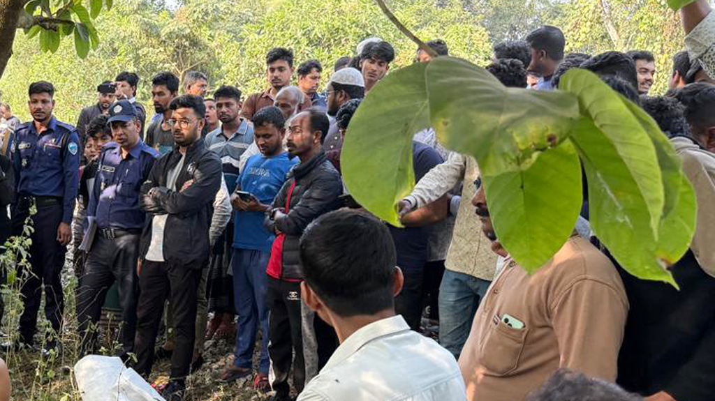 রেললাইনের পাশে সেরেস্তাদারের ঝুলন্ত লাশ