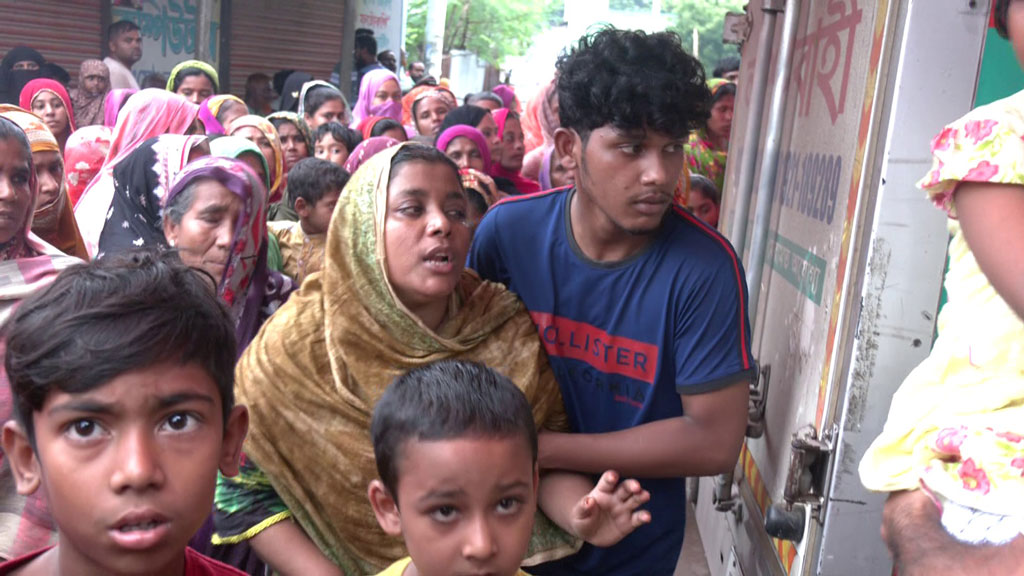 লাশবাহী গাড়িতে মেয়ের নিথর দেহ, ‘ও সোনা রে’ বলে চিৎকার করে কাঁদছেন মা
