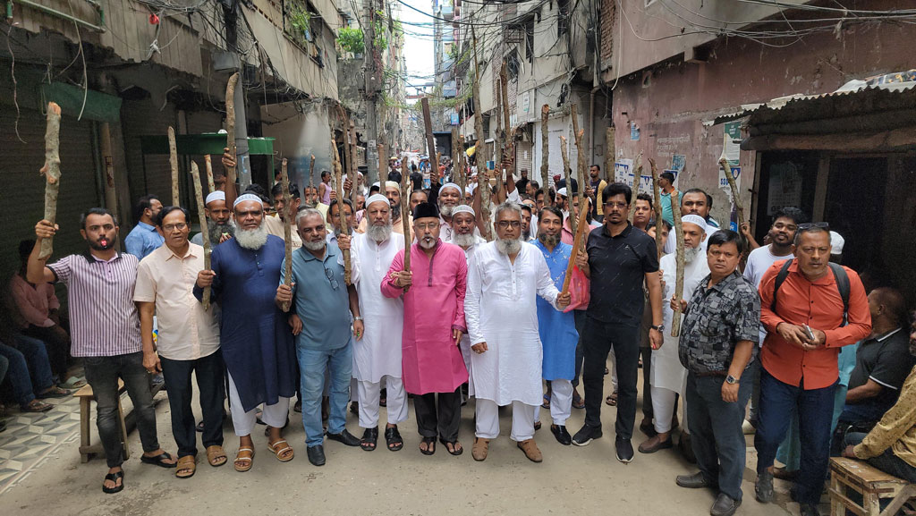 চাঁদাবাজির প্রতিবাদে ব্যবসায়ীদের লাঠিমিছিল