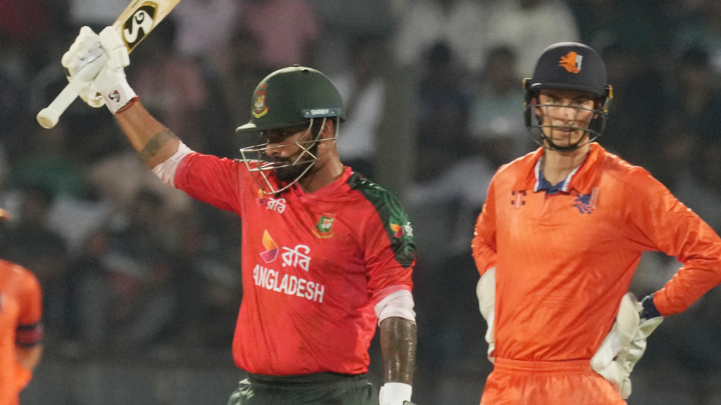 বৃষ্টির বাধায় ধবলধোলাই করা গেল না ডাচদের