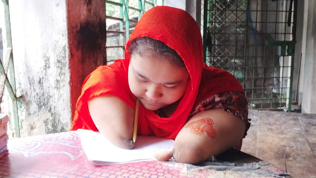 চোয়াল ও বাহুতে কলম চেপে লিখে লিতুন জিরার জিপিএ-৫ লাভ